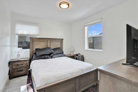Villa ou maison à vendre à Hollywood, Floride: 2 chambres, 82.5 m2 № 2077373 - photo 14