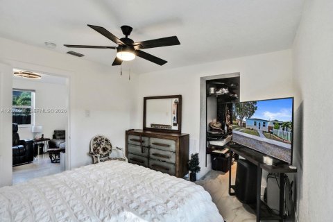 Villa ou maison à vendre à Hollywood, Floride: 2 chambres, 82.5 m2 № 2077373 - photo 13