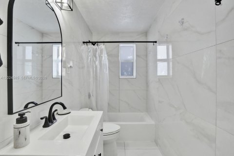 Villa ou maison à vendre à Hollywood, Floride: 2 chambres, 82.5 m2 № 2077373 - photo 10