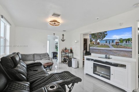 Villa ou maison à vendre à Hollywood, Floride: 2 chambres, 82.5 m2 № 2077373 - photo 6