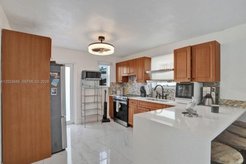 Villa ou maison à vendre à Hollywood, Floride: 2 chambres, 82.5 m2 № 2077373 - photo 7