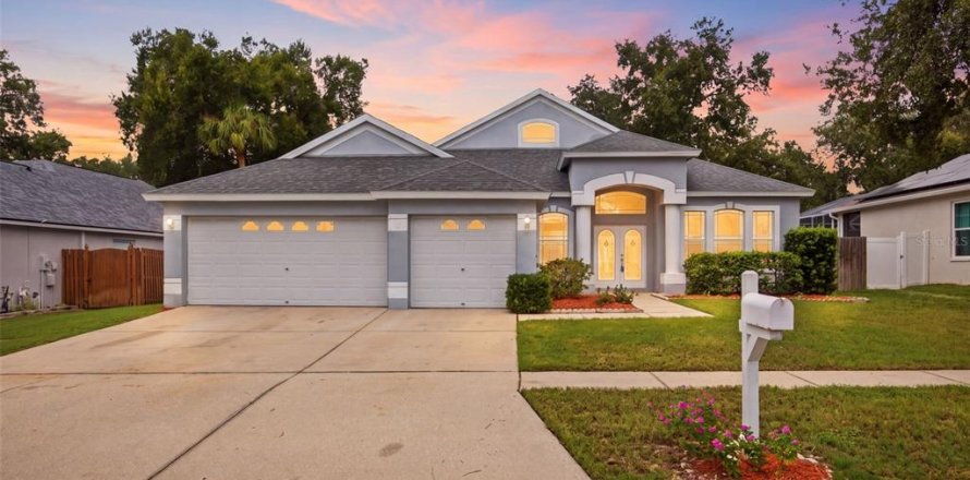 House in Valrico, Florida 5 bedrooms, 257.43 sq.m. № 2283701