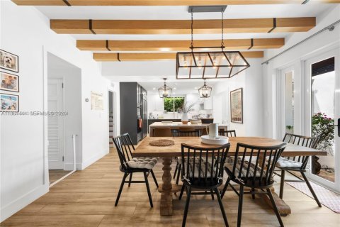 House in Miami Beach, Florida 4 bedrooms, 277.41 sq.m. № 2023398 - photo 9