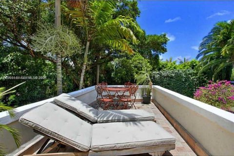 House in Miami Beach, Florida 4 bedrooms, 277.41 sq.m. № 2023398 - photo 23