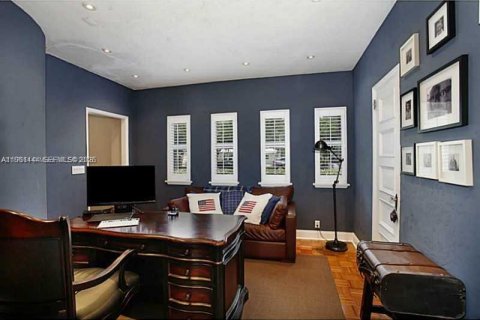 House in Miami Beach, Florida 4 bedrooms, 277.41 sq.m. № 2023398 - photo 16