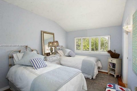 House in Miami Beach, Florida 4 bedrooms, 277.41 sq.m. № 2023398 - photo 24