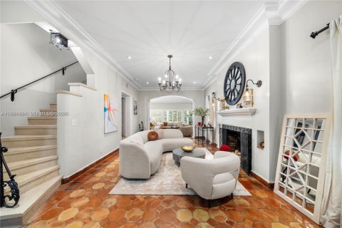 House in Miami Beach, Florida 4 bedrooms, 277.41 sq.m. № 2023398 - photo 10