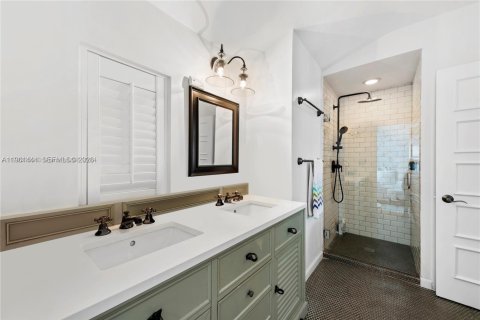 House in Miami Beach, Florida 4 bedrooms, 277.41 sq.m. № 2023398 - photo 29