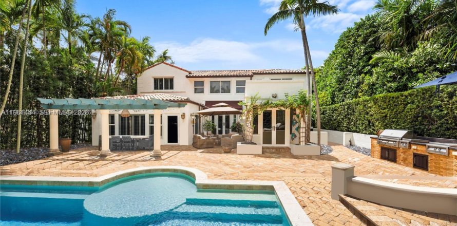 House in Miami Beach, Florida 4 bedrooms, 277.41 sq.m. № 2023398
