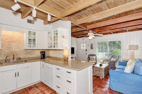 House in Sarasota, Florida 3 bedrooms, 119.84 sq.m. № 1131137 - photo 13