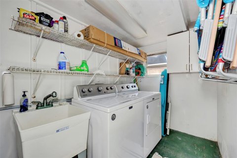 House in Sarasota, Florida 3 bedrooms, 119.84 sq.m. № 1131137 - photo 30