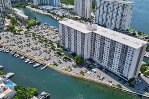 Condo in Sunny Isles Beach, Florida, 1 bedroom  № 1998205 - photo 11