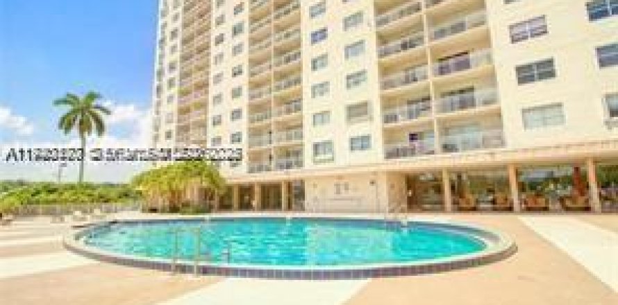 Condo in Sunny Isles Beach, Florida, 1 bedroom  № 1998205
