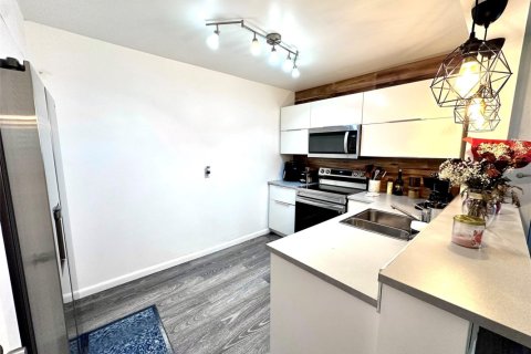Condo in Lauderhill, Florida, 2 bedrooms  № 1159750 - photo 1