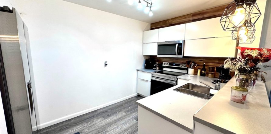 Condo in Lauderhill, Florida, 2 bedrooms № 1159750