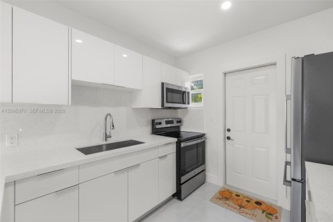 House in Miami, Florida 2 bedrooms, 66.89 sq.m. № 2391885 - photo 14