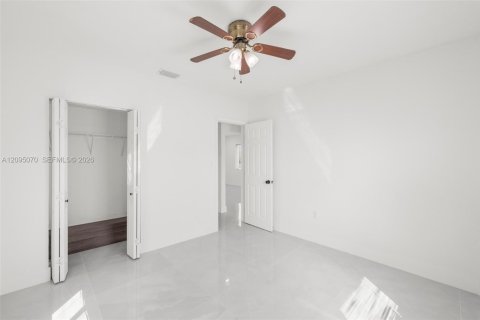 House in Miami, Florida 2 bedrooms, 66.89 sq.m. № 2391885 - photo 12