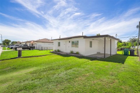 House in Miami, Florida 2 bedrooms, 66.89 sq.m. № 2391885 - photo 3