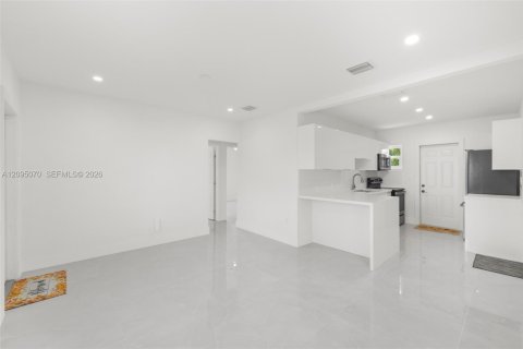 House in Miami, Florida 2 bedrooms, 66.89 sq.m. № 2391885 - photo 7