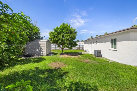 House in Miami, Florida 2 bedrooms, 66.89 sq.m. № 2391885 - photo 22