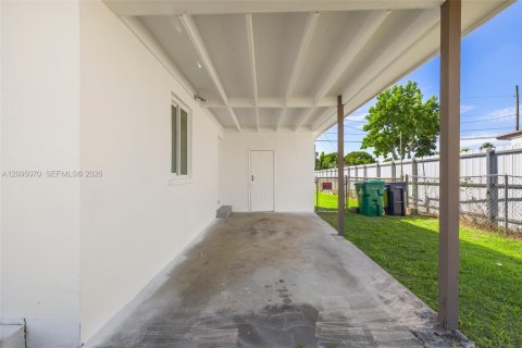 House in Miami, Florida 2 bedrooms, 66.89 sq.m. № 2391885 - photo 18