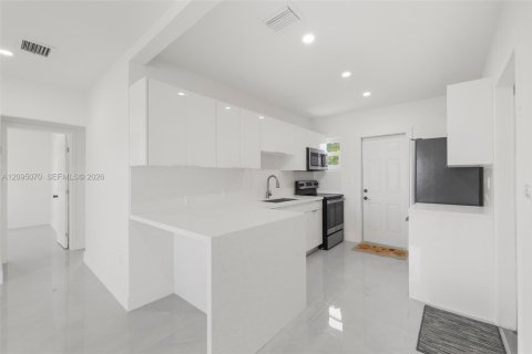 House in Miami, Florida 2 bedrooms, 66.89 sq.m. № 2391885 - photo 13