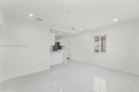 House in Miami, Florida 2 bedrooms, 66.89 sq.m. № 2391885 - photo 4