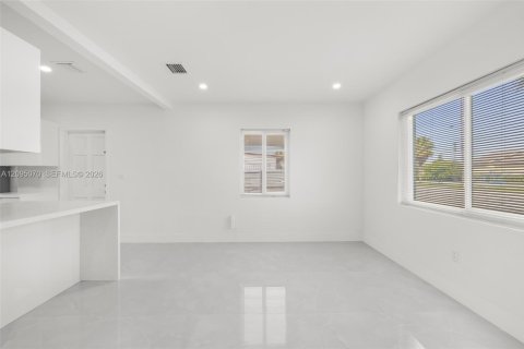 House in Miami, Florida 2 bedrooms, 66.89 sq.m. № 2391885 - photo 5