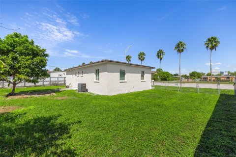 House in Miami, Florida 2 bedrooms, 66.89 sq.m. № 2391885 - photo 23