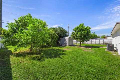 House in Miami, Florida 2 bedrooms, 66.89 sq.m. № 2391885 - photo 21