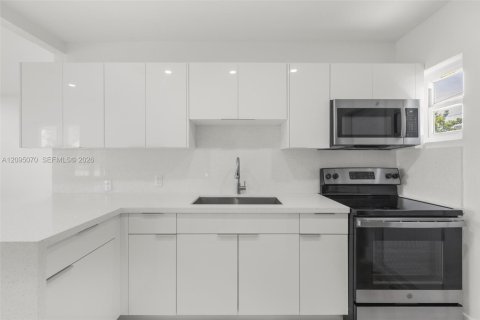 House in Miami, Florida 2 bedrooms, 66.89 sq.m. № 2391885 - photo 15