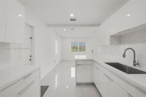 House in Miami, Florida 2 bedrooms, 66.89 sq.m. № 2391885 - photo 16