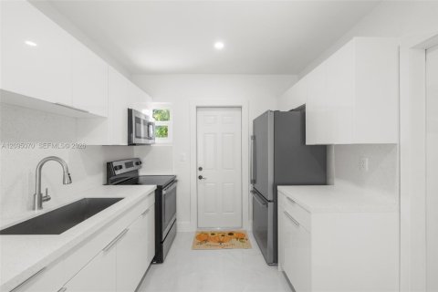 House in Miami, Florida 2 bedrooms, 66.89 sq.m. № 2391885 - photo 17