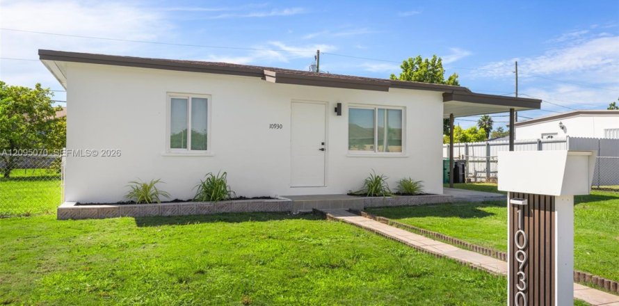 House in Miami, Florida 2 bedrooms, 66.89 sq.m. № 2391885