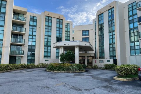 Condominio en alquiler en Miami, Florida, 2 dormitorios, 84.54 m2 № 1993435 - foto 2