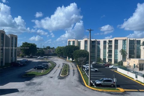 Condominio en alquiler en Miami, Florida, 2 dormitorios, 84.54 m2 № 1993435 - foto 3