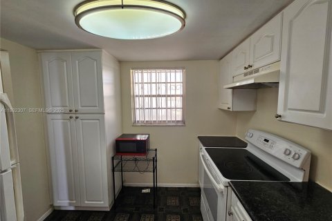 Condo in Miami, Florida, 1 bedroom  № 1990886 - photo 10