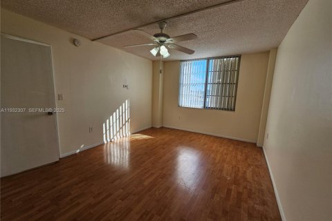 Condo in Miami, Florida, 1 bedroom  № 1990886 - photo 12