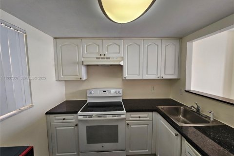 Condo in Miami, Florida, 1 bedroom  № 1990886 - photo 9