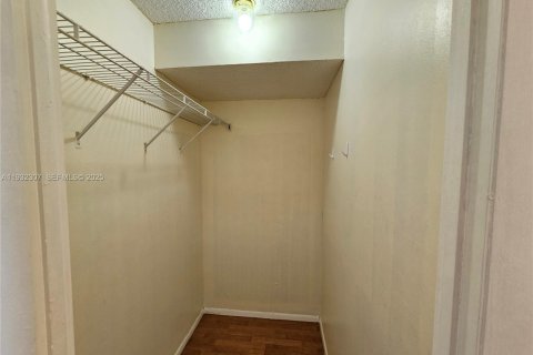 Condo in Miami, Florida, 1 bedroom  № 1990886 - photo 15