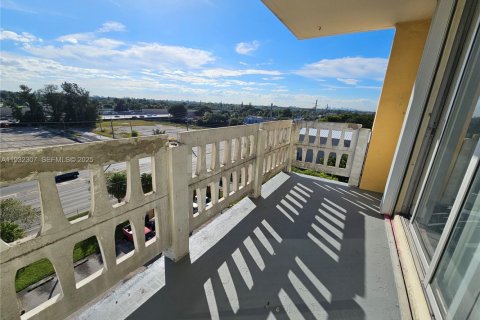 Condo in Miami, Florida, 1 bedroom  № 1990886 - photo 5