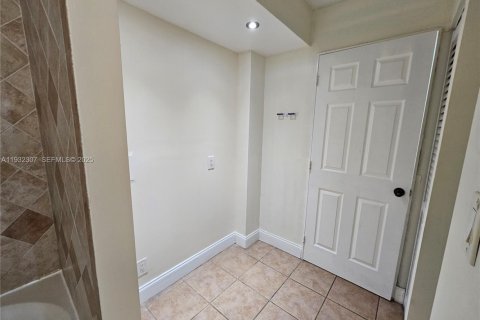 Condo in Miami, Florida, 1 bedroom  № 1990886 - photo 14