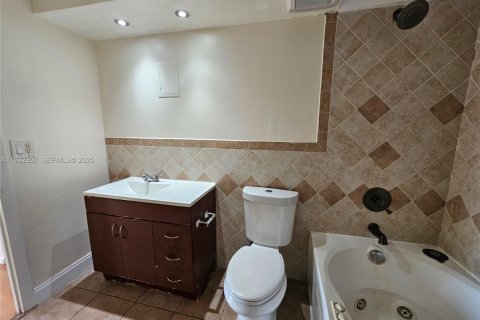 Condo in Miami, Florida, 1 bedroom  № 1990886 - photo 13