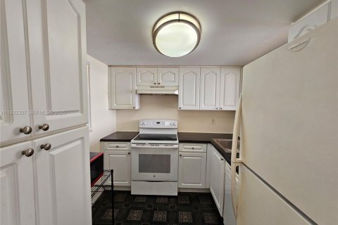 Condo in Miami, Florida, 1 bedroom  № 1990886 - photo 8