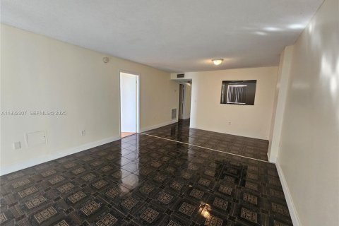 Condo in Miami, Florida, 1 bedroom  № 1990886 - photo 3