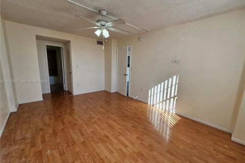 Condo in Miami, Florida, 1 bedroom  № 1990886 - photo 11