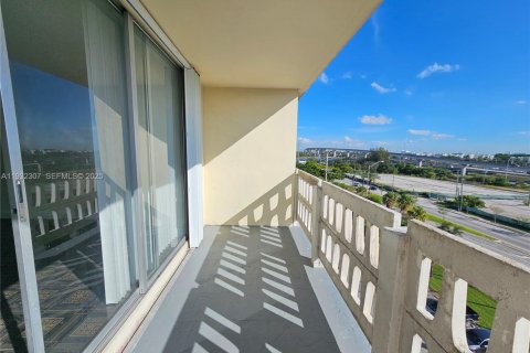 Condo in Miami, Florida, 1 bedroom  № 1990886 - photo 4