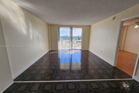 Condo in Miami, Florida, 1 bedroom  № 1990886 - photo 1
