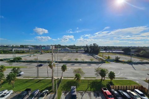 Condo in Miami, Florida, 1 bedroom  № 1990886 - photo 6