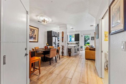 Touwnhouse à vendre à Miami Gardens, Floride: 3 chambres, 162.02 m2 № 1956239 - photo 11